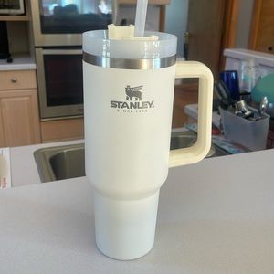 Stanley 40oz flow state tumbler cream